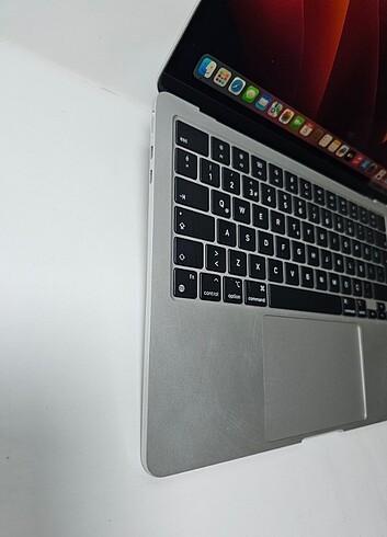 Apple Macbook Air m2 Garantili Sıfır Ayarında pil devri sadece 7 dir