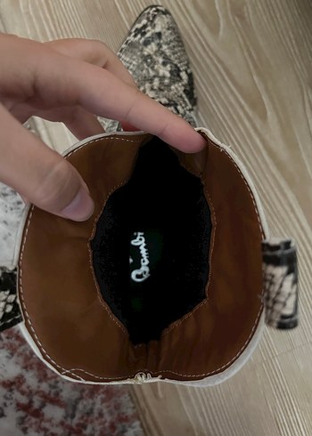 Yılan Desenli Kadın Bot - Görsel 3