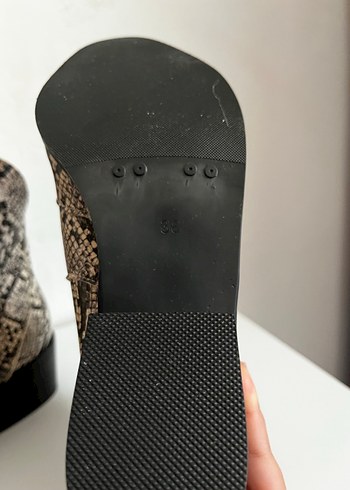 Yılan Desenli Kadın Bot - Görsel 4