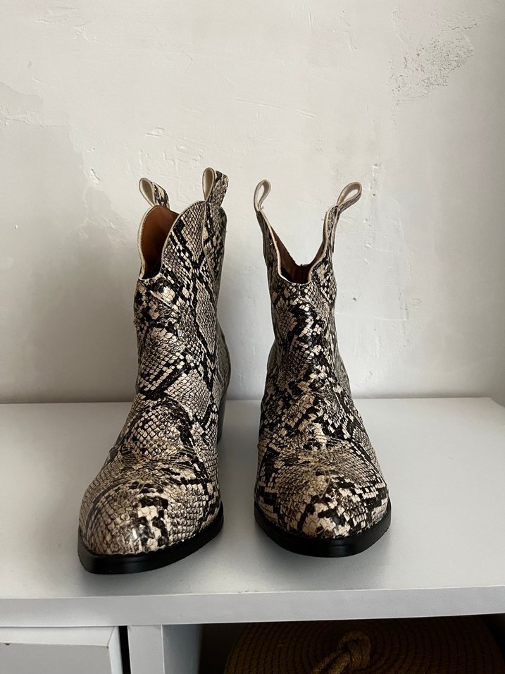 Yılan Desenli Kadın Bot - Görsel 2