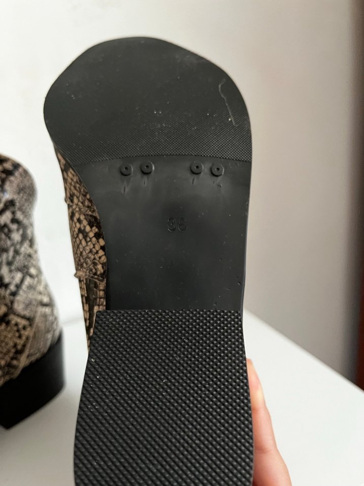 Yılan Desenli Kadın Bot - Görsel 4