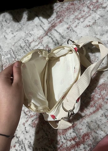 Beyaz Çilek Desenli Kadın Çanta - Görsel 2