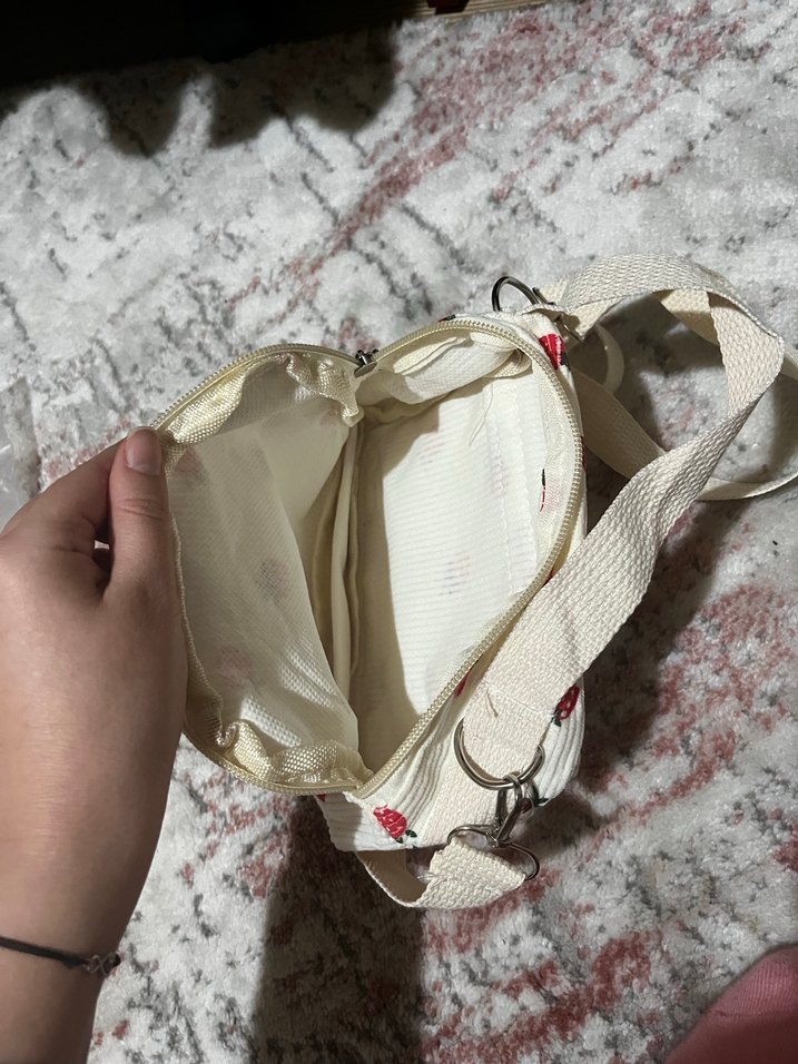 Beyaz Çilek Desenli Kadın Çanta - Görsel 2