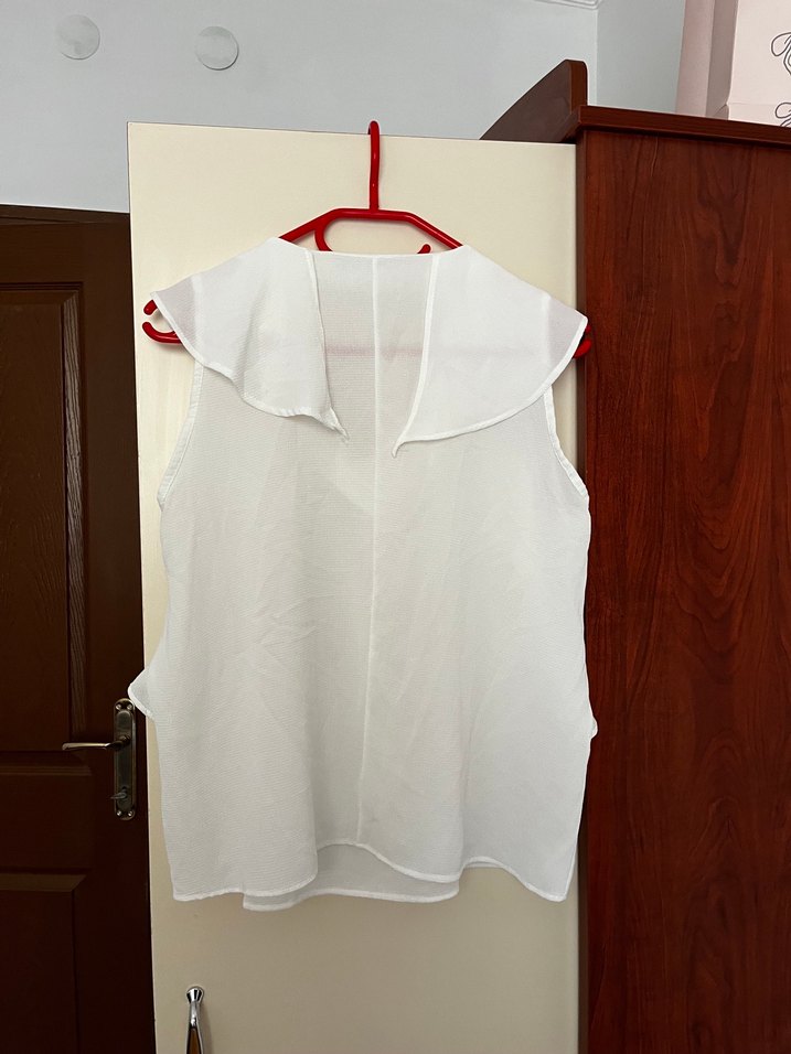 V Yaka Fırfırlı Kolsuz Kadın Bluz - Görsel 3