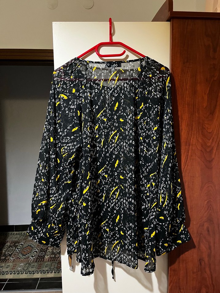 Sarı Desenli V Yakalı Kadın Bluz - Görsel 2