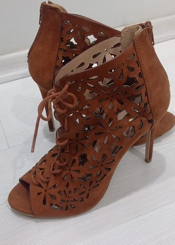 Kahverengi Süet Çiçek Desenli Stiletto - Görsel 3