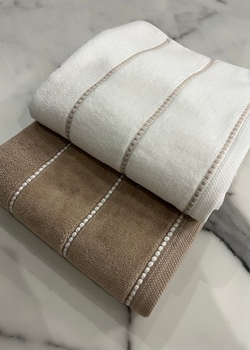 Bej ve Beyaz Nakışlı Modern Klasik Havlu