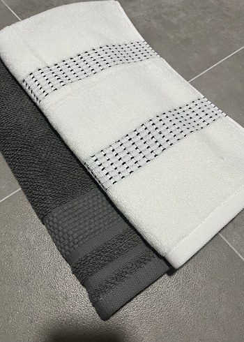 Nakışlı Beyaz ve Gri Modern Havlu Seti