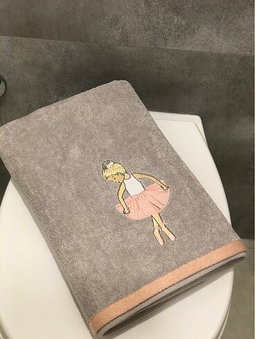 Balerin nakışlı çocuk banyo havlusu