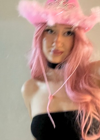 Parlak Pembe Uzun Dalgalı cosplay Sentetik Peruk - Görsel 2