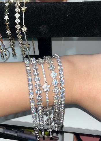 Beyaz İşlemeli Payetli Kadın Bileklikler - Görsel 3