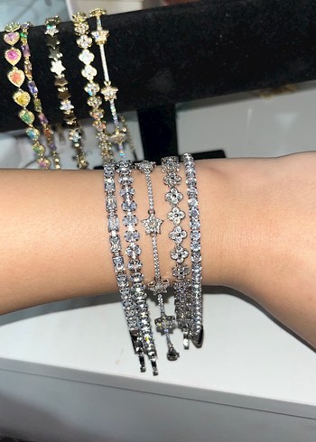 Beyaz İşlemeli Payetli Kadın Bileklikler - Görsel 2