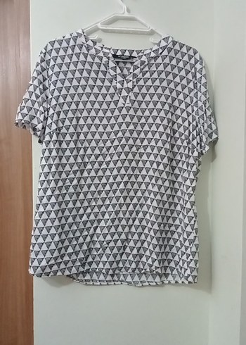 Gri V Yaka Kısa Kollu Desenli Bluz