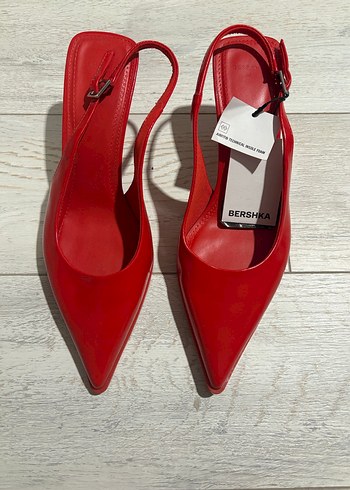 Bershka Kırmızı Rugan Stiletto Topuklu Kadın Ayakkabı