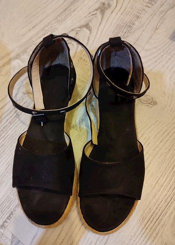 Siyah Bağcıklı Dolgu Topuk Kadın Sandalet - Görsel 3