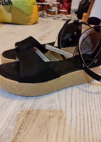 Siyah Bağcıklı Dolgu Topuk Kadın Sandalet - Görsel 2