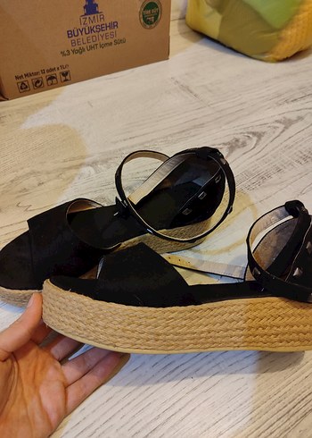 Siyah Bağcıklı Dolgu Topuk Kadın Sandalet - Görsel 4