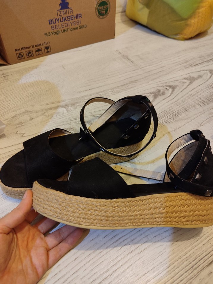 Siyah Bağcıklı Dolgu Topuk Kadın Sandalet - Görsel 4
