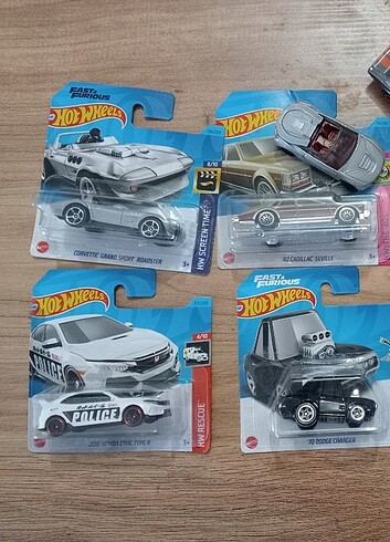  9 adet hot wheels 