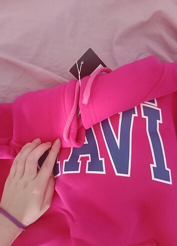 Etiketli mavi sweat