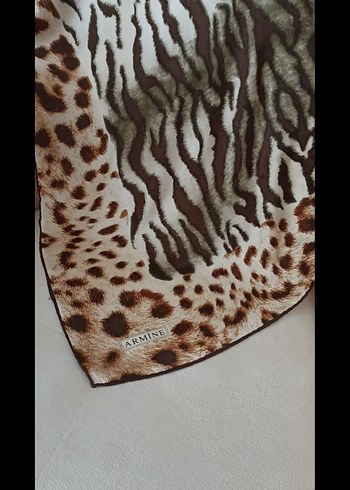Kahverengi Kürklü Kadın Fular