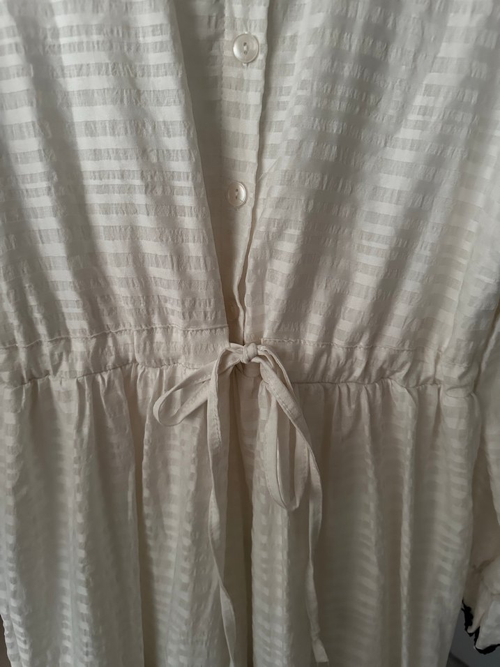 Uzun Beyaz Pamuklu Nakışlı Elbise - Görsel 3