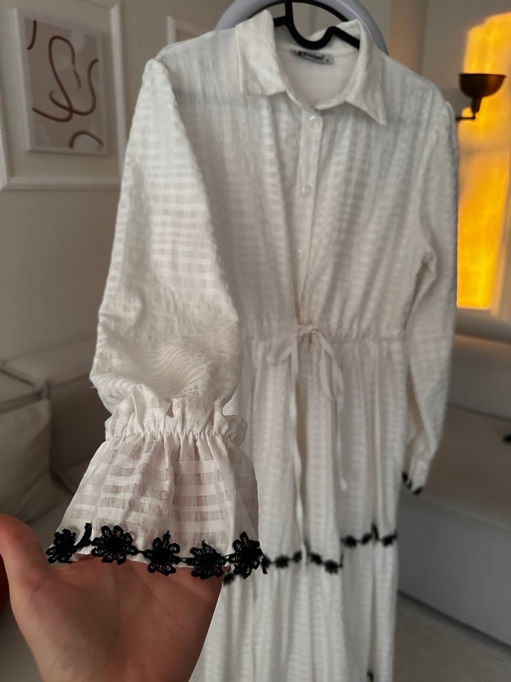 Uzun Beyaz Pamuklu Nakışlı Elbise - Görsel 2
