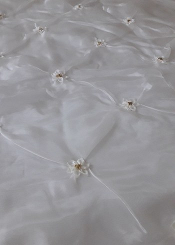 Beyaz İşlemeli Parlak Yatak Örtüsü - Görsel 4