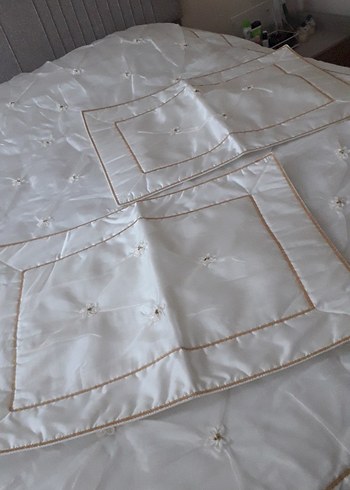 Beyaz İşlemeli Parlak Yatak Örtüsü - Görsel 6