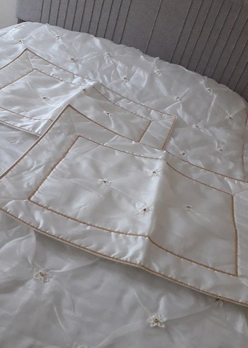Beyaz İşlemeli Parlak Yatak Örtüsü - Görsel 7