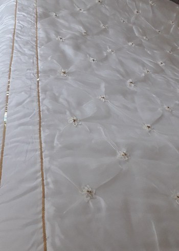 Beyaz İşlemeli Parlak Yatak Örtüsü - Görsel 3