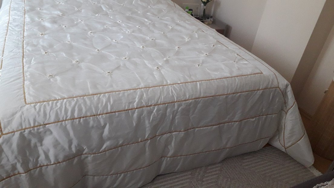 Beyaz İşlemeli Parlak Yatak Örtüsü - Görsel 2