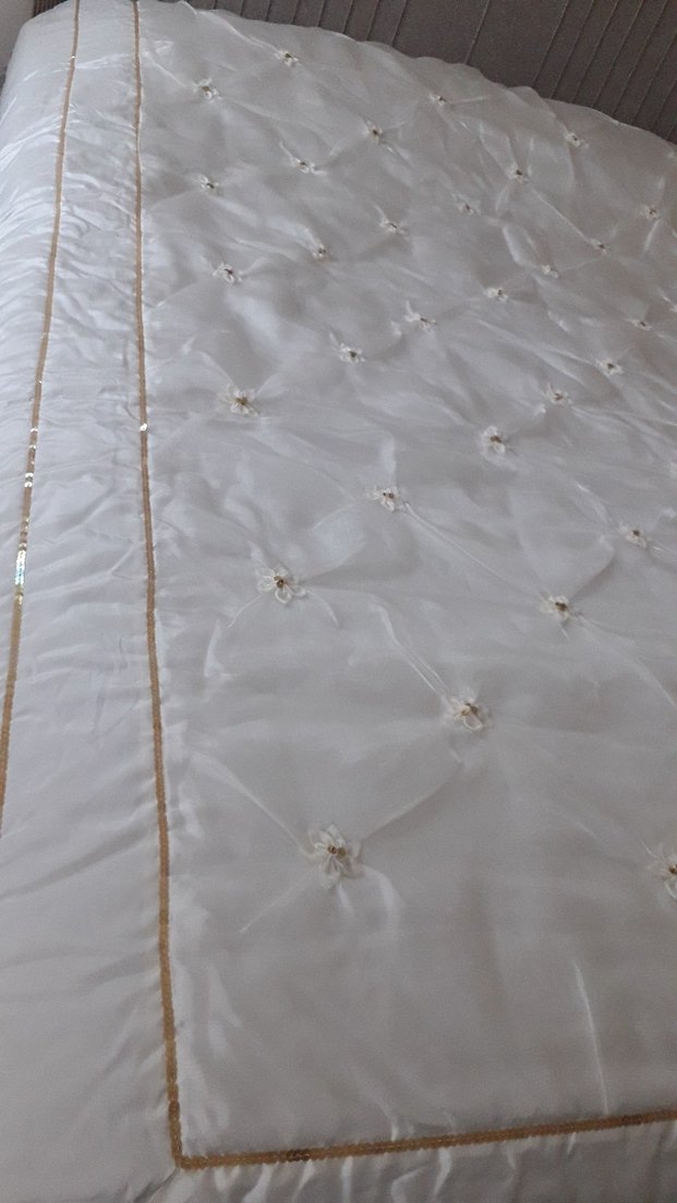 Beyaz İşlemeli Parlak Yatak Örtüsü - Görsel 3