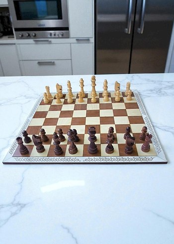 Beyaz Kenarlı Ahşap Satranç Takımı