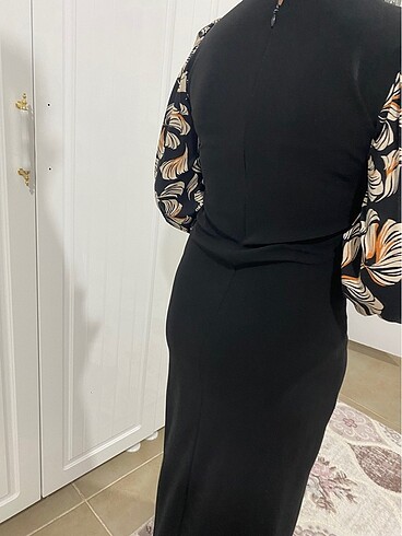 Siyah kolları desenli elbise - Görsel 8