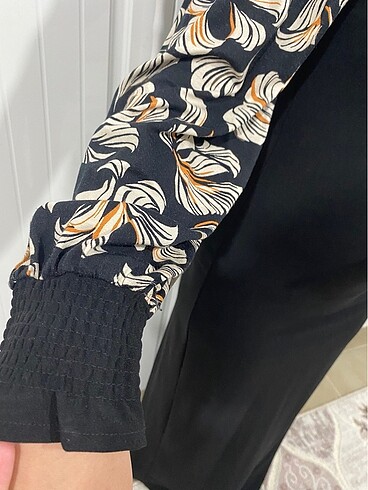 Siyah kolları desenli elbise - Görsel 6