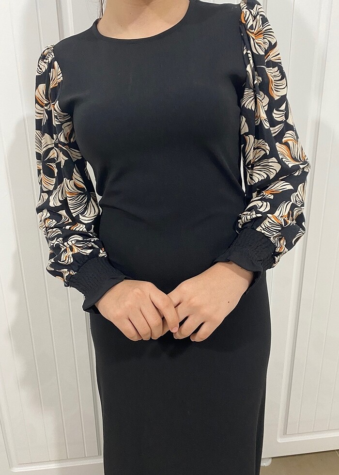 Siyah kolları desenli elbise - Görsel 2