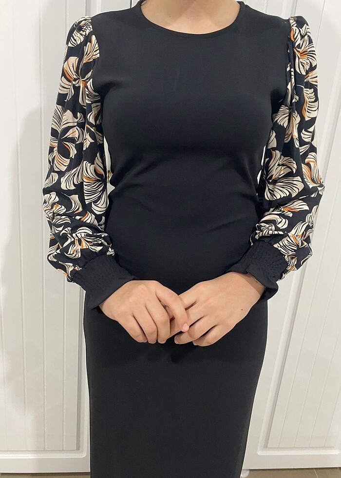 Siyah kolları desenli elbise - Görsel 3