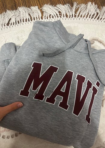 Mavi baskılı gri bordo sweatshirt.