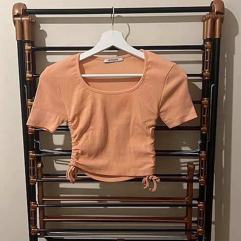 Yanları büzgülü crop bluz