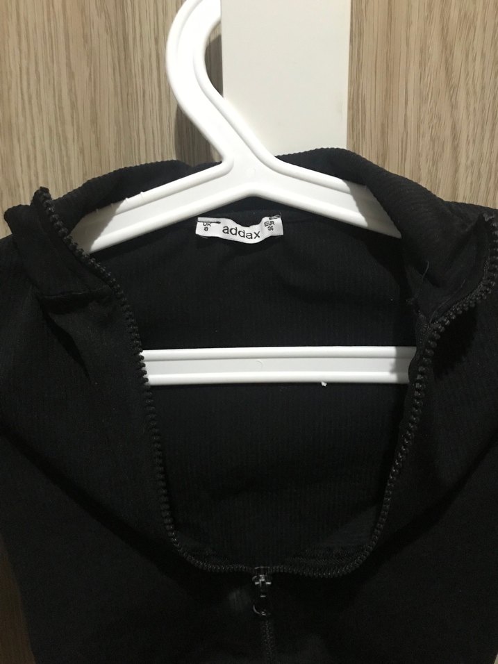 Siyah Fermuarlı V Yaka Crop — görsel 2/3