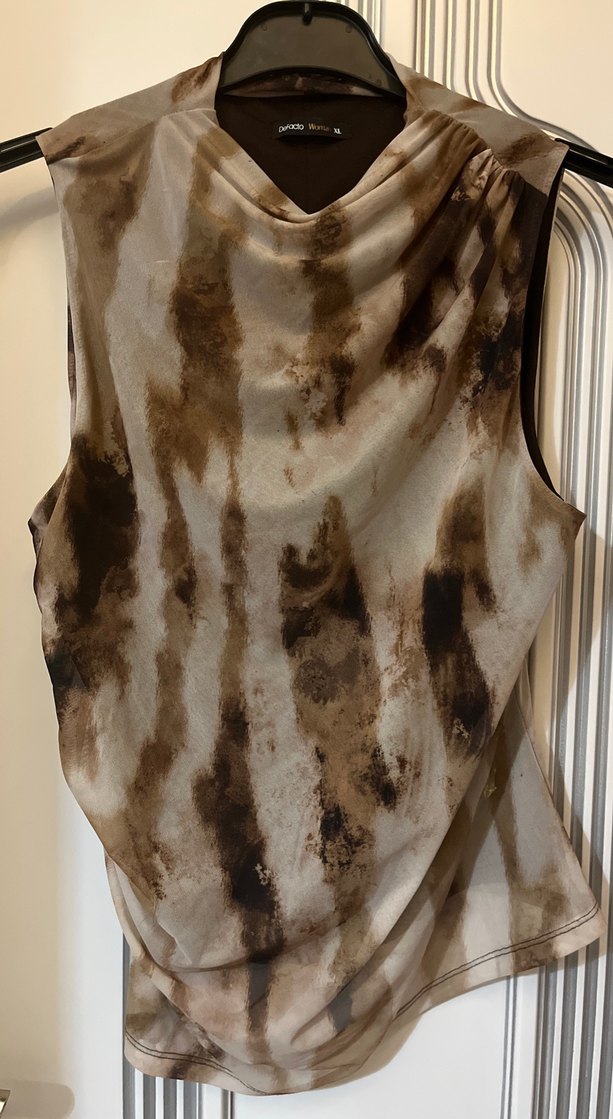 Bağlama Desenli Kahverengi Kolsuz Bluz - Görsel 2