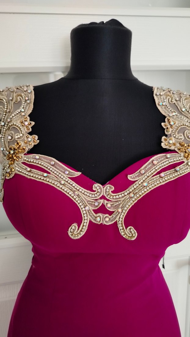 36 beden abiyeBordo V Yakalı İşlemeli Uzun Abiye Elbise - Görsel 4