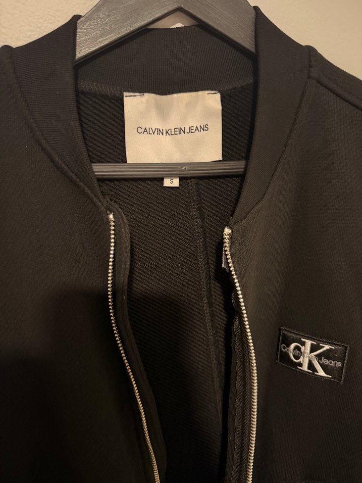Calvin Klein Siyah Bomber Ceket  Şıklık ve Rahatlık Bir Arada — görsel 2/3