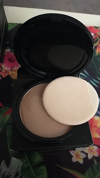 Face perfecting pressed powder