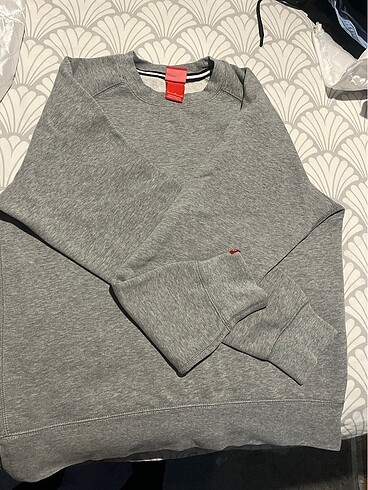 Gri Nike s