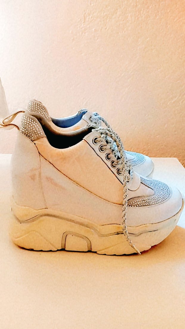 Yılan Desenli Gri Beyaz Dolgu Topuk Spor Ayakkabı - Görsel 2