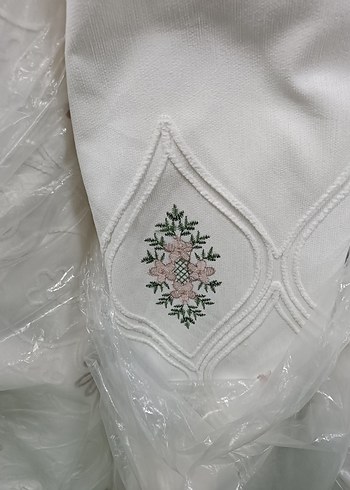 İşlemeli Beyaz Yatak Örtüsü - Görsel 3