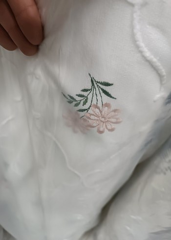 İşlemeli Beyaz Yatak Örtüsü - Görsel 6