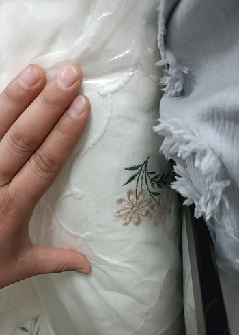 İşlemeli Beyaz Yatak Örtüsü - Görsel 8